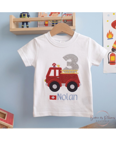 T-shirt anniversaire 3 ans personnalisé pompier avec prénom Nolan et camion de pompier brodé