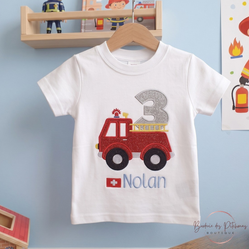T-shirt anniversaire 3 ans personnalisé pompier avec prénom Nolan et camion de pompier brodé