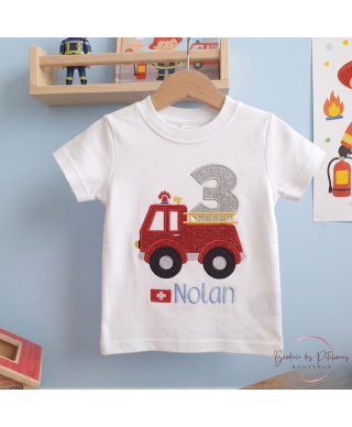 T-shirt anniversaire 3 ans personnalisé pompier avec prénom Nolan et camion de pompier brodé