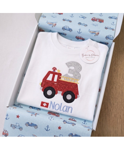 T-shirt anniversaire 3 ans pompier personnalisé avec prénom présenté dans une boîte cadeau