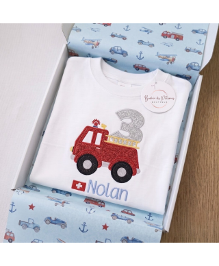 T-shirt anniversaire 3 ans pompier personnalisé avec prénom présenté dans une boîte cadeau