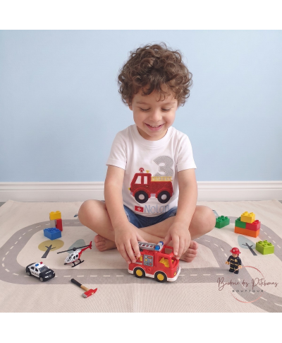 Enfant portant un t-shirt anniversaire 3 ans personnalisé pompier avec prénom et camion brodé