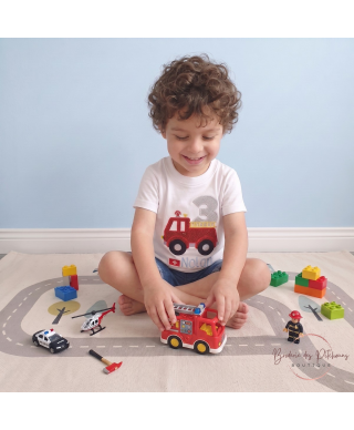 Enfant portant un t-shirt anniversaire 3 ans personnalisé pompier avec prénom et camion brodé