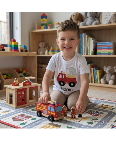 Enfant de 3 ans portant un t-shirt anniversaire pompier personnalisé avec prénom écrit en noir