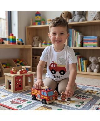 Enfant de 3 ans portant un t-shirt anniversaire pompier personnalisé avec prénom écrit en noir