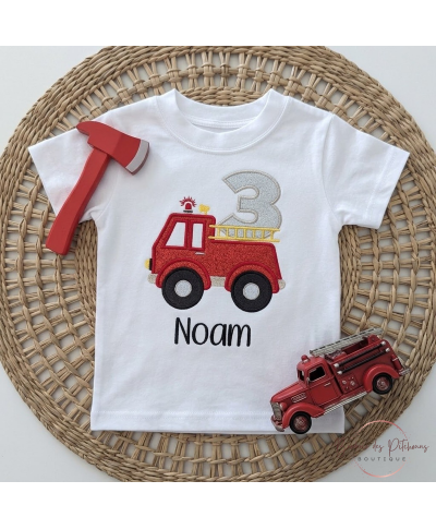 T-shirt anniversaire 3 ans brodé avec camion de pompier, chiffre 3 et prénom brodé en noir