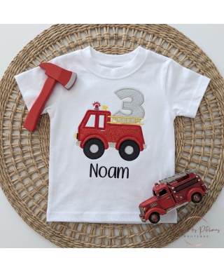 T-shirt anniversaire 3 ans brodé avec camion de pompier, chiffre 3 et prénom brodé en noir