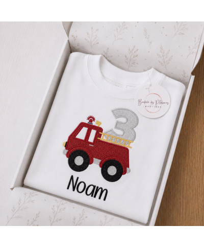 T-shirt anniversaire personnalisé pompier avec prénom noir dans une boîte cadeau