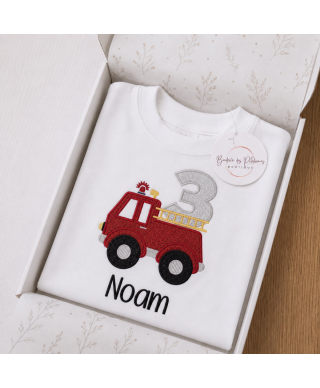 T-shirt anniversaire personnalisé pompier avec prénom noir dans une boîte cadeau