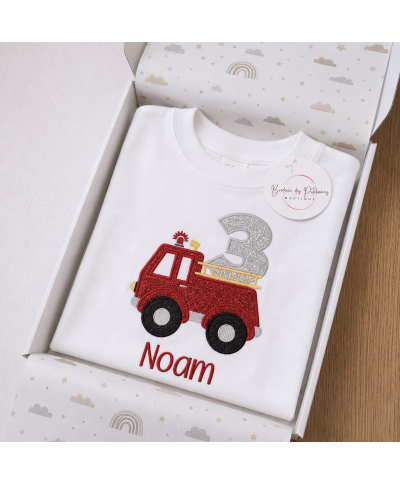 T-shirt anniversaire 3 ans personnalisé pompier avec prénom brodé en rouge dans une boîte cadeau