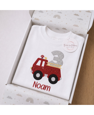T-shirt anniversaire 3 ans personnalisé pompier avec prénom brodé en rouge dans une boîte cadeau