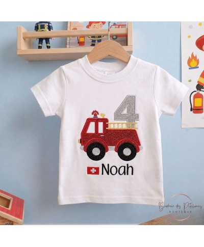 T-shirt anniversaire 4 ans brodé avec camion de pompier, chiffre 4 et prénom brodé en noir