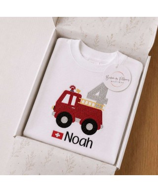 T-shirt anniversaire 4 ans pompier personnalisé avec prénom brodé en noir dans une boîte cadeau