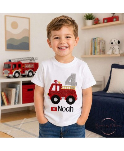 Garçon portant un t-shirt anniversaire pompier personnalisé avec prénom brodé en noir