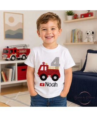 Garçon portant un t-shirt anniversaire pompier personnalisé avec prénom brodé en noir